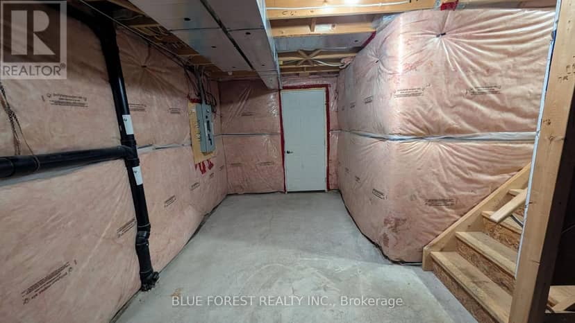 904 Frontenac Crescent — photo 33 of 34
