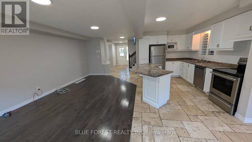 904 Frontenac Crescent — photo 5 of 34