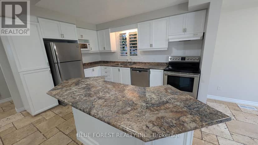 904 Frontenac Crescent — photo 6 of 34