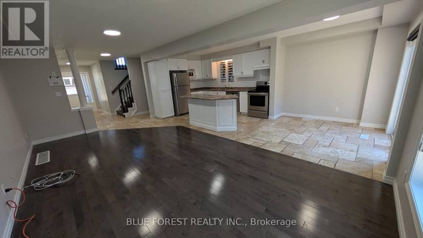 904 Frontenac Crescent — photo 9 of 34