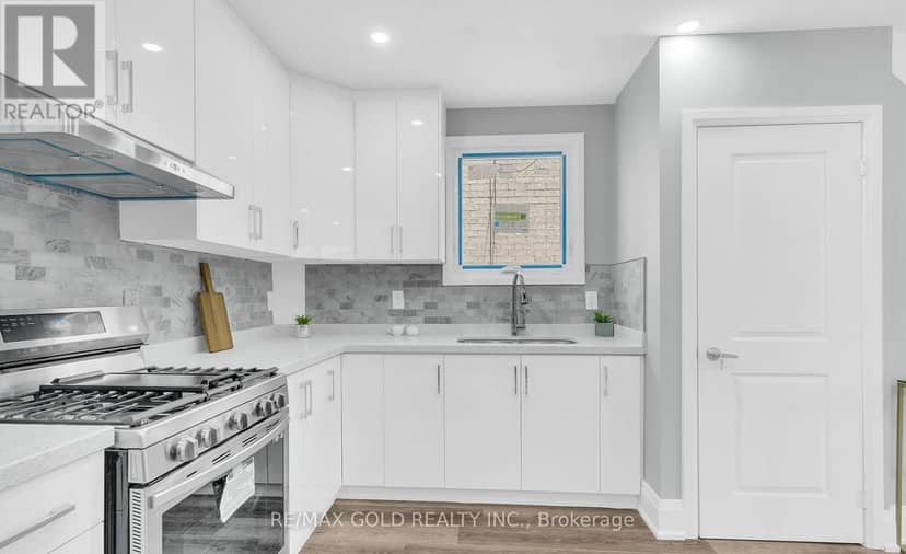 8 Fairglen Crescent — photo 14 of 40