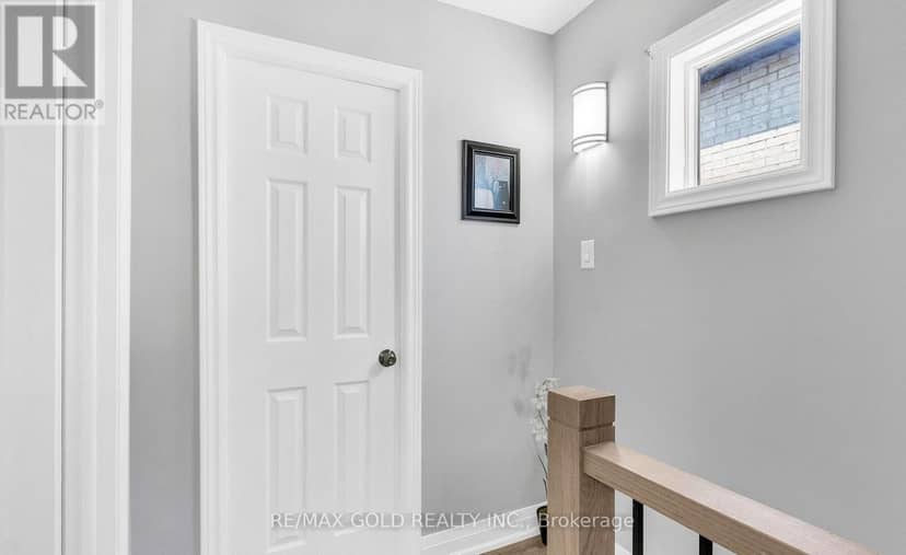 8 Fairglen Crescent — photo 18 of 40