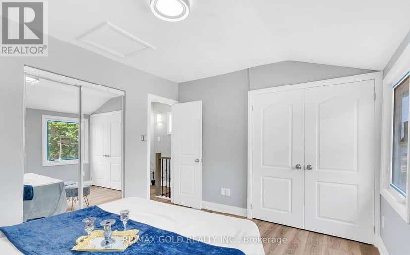 8 Fairglen Crescent — photo 21 of 40