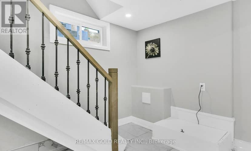 8 Fairglen Crescent — photo 29 of 40