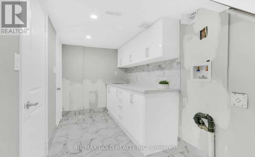 8 Fairglen Crescent — photo 32 of 40