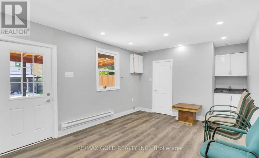 8 Fairglen Crescent — photo 39 of 40