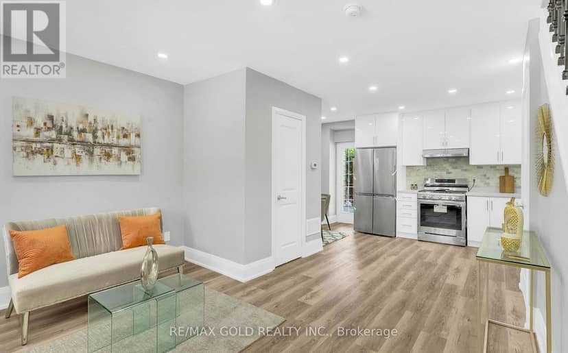 8 Fairglen Crescent — photo 9 of 40