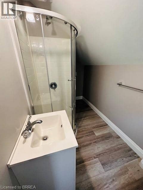 111 SPRING Street, Brantford, photo 2