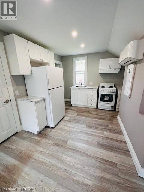 111 SPRING Street, Brantford, photo 5
