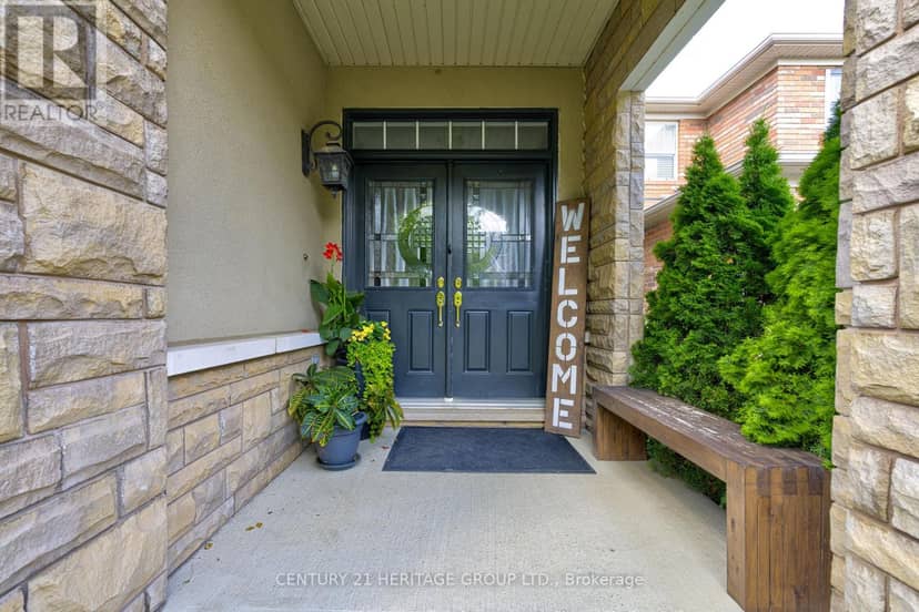 1406 Marshall Crescent — photo 3 of 40
