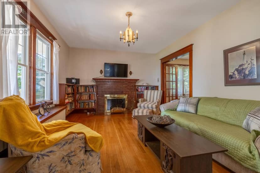 31 BREAKWATER Street — photo 10 of 37