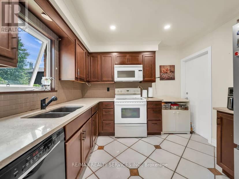3079 Bartholomew Crescent — photo 14 of 40
