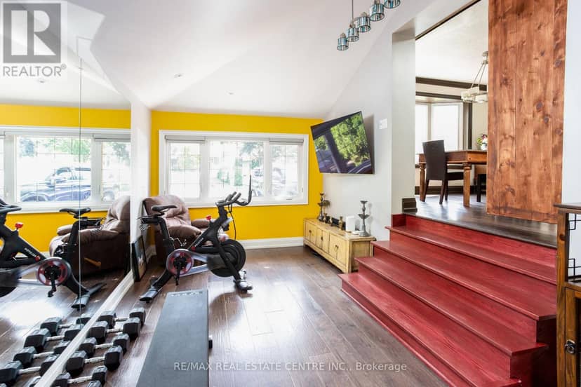 2450 Edenhurst Drive — photo 10 of 34