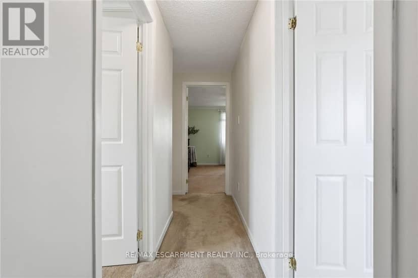 30 Twinoaks Crescent — photo 17 of 40
