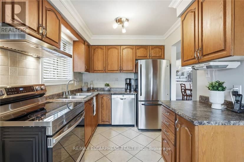 30 Twinoaks Crescent — photo 5 of 40