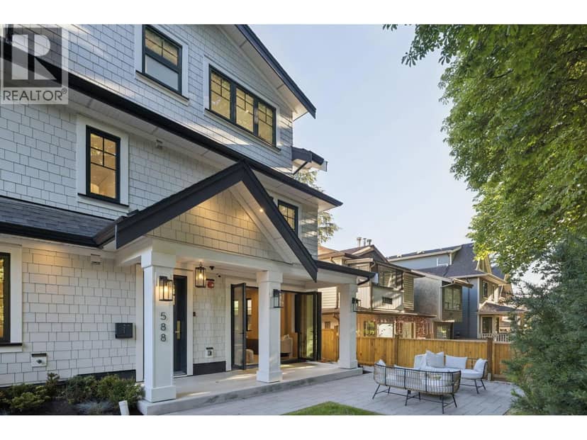 588 E 10TH AVENUE, Vancouver