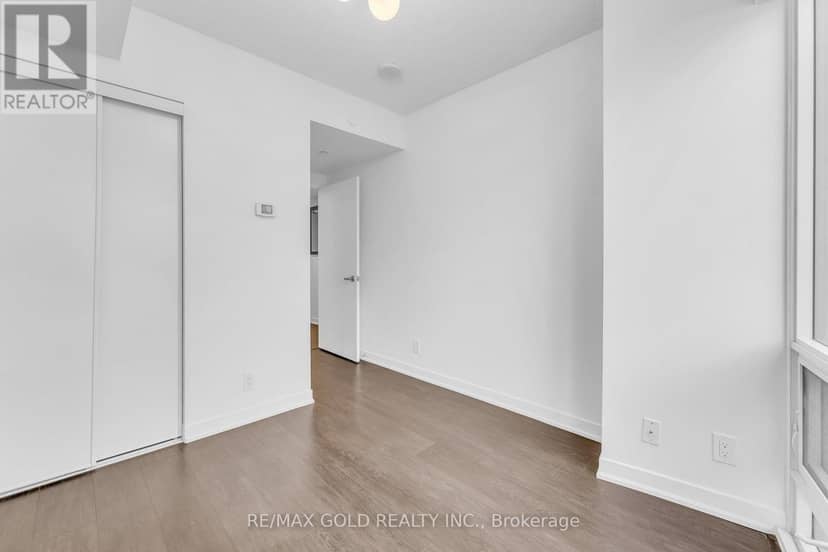 1202 - 100 Harbour Street — photo 18 of 40
