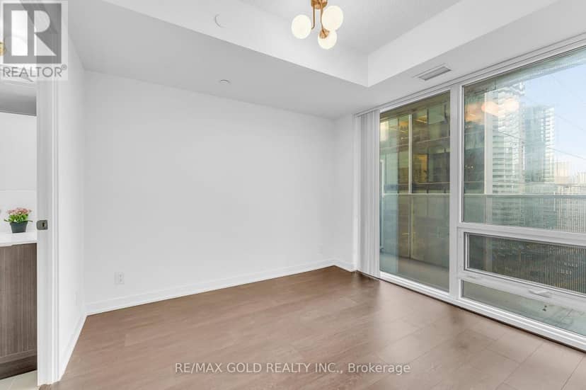 1202 - 100 Harbour Street — photo 19 of 40