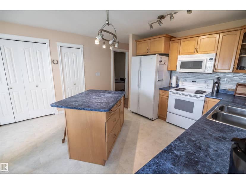 4824 50A ST — photo 14 of 40