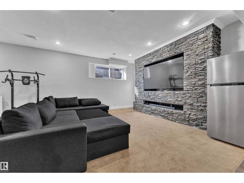 10915 175 AV NW — photo 35 of 40