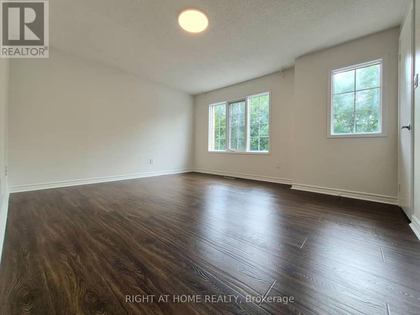 21 McCullock Crescent — photo 18 of 32