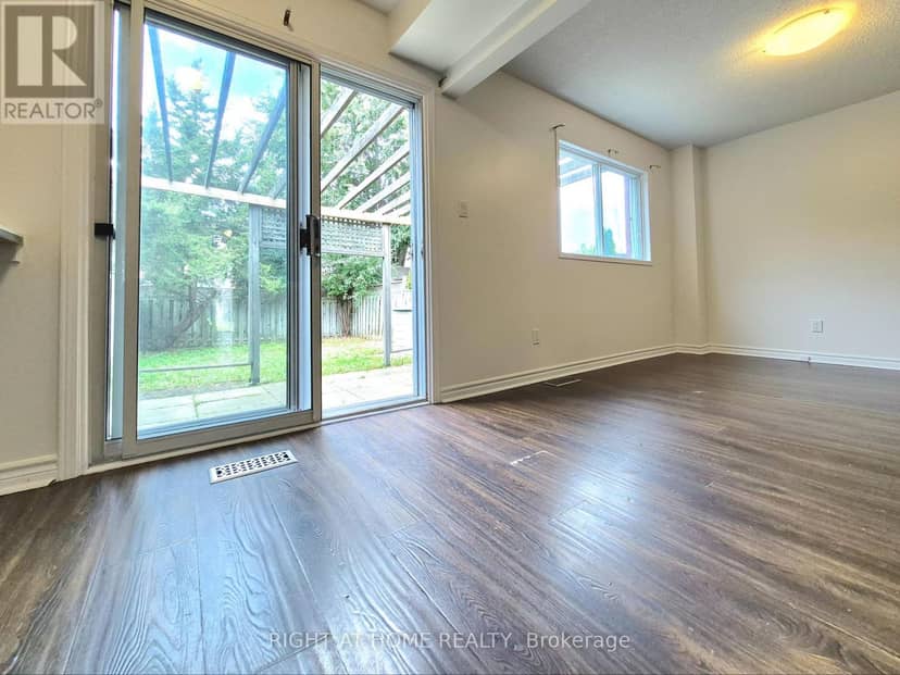 21 McCullock Crescent — photo 9 of 32