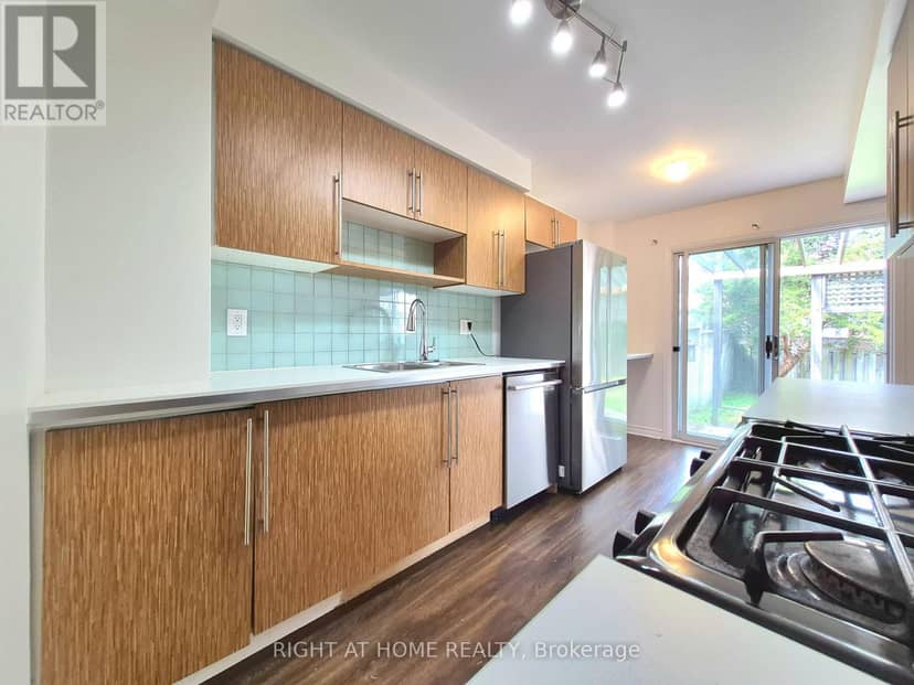 21 McCullock Crescent — photo 8 of 32