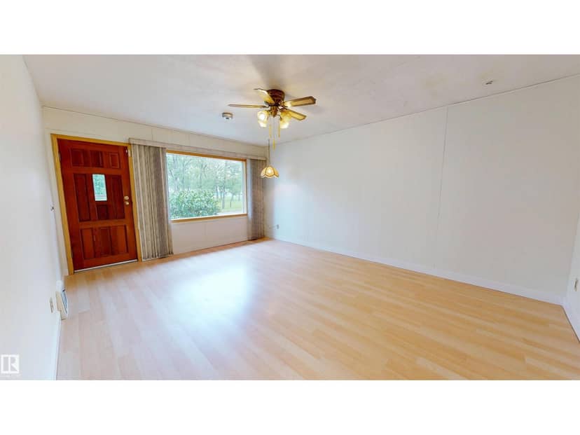 5044 49 ST — photo 18 of 40