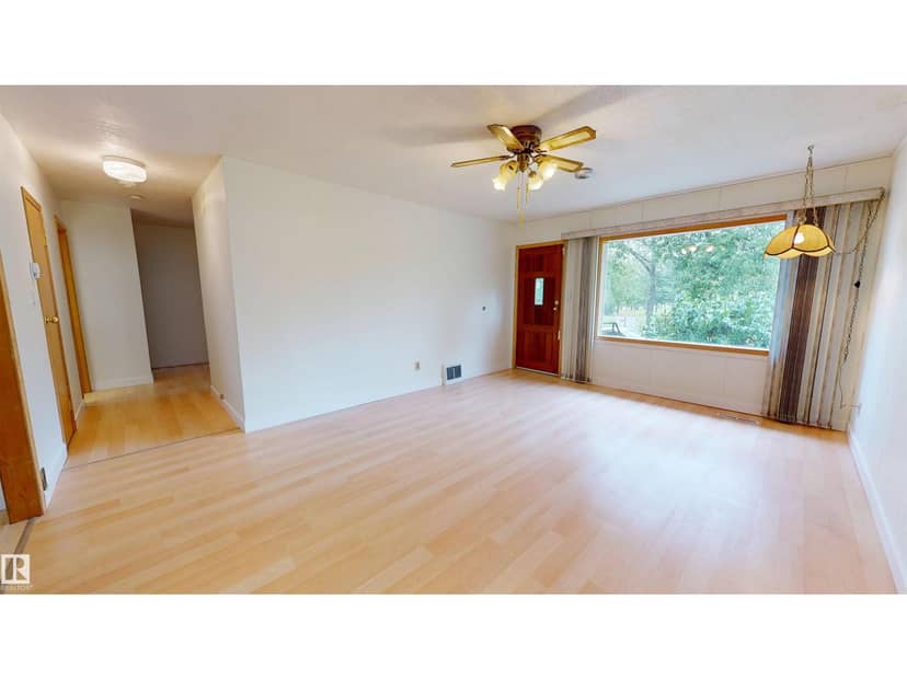 5044 49 ST — photo 19 of 40