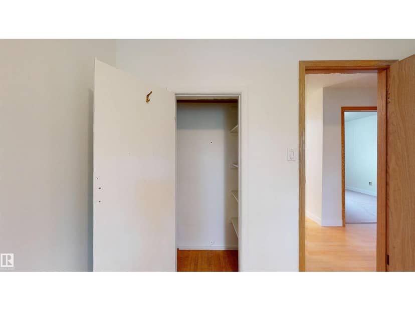 5044 49 ST — photo 33 of 40