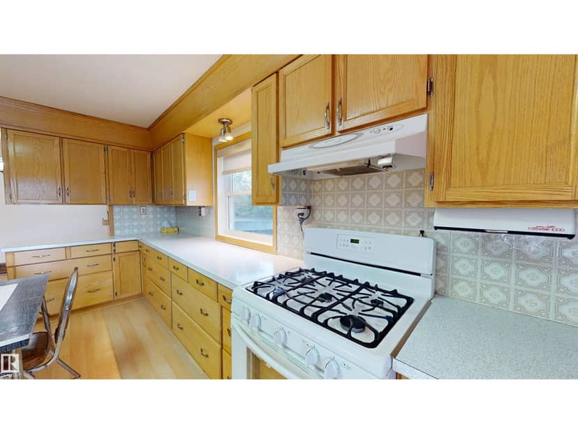 5044 49 ST — photo 9 of 40