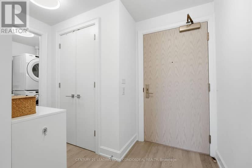 503 - 1 Strathgowan Avenue — photo 6 of 37