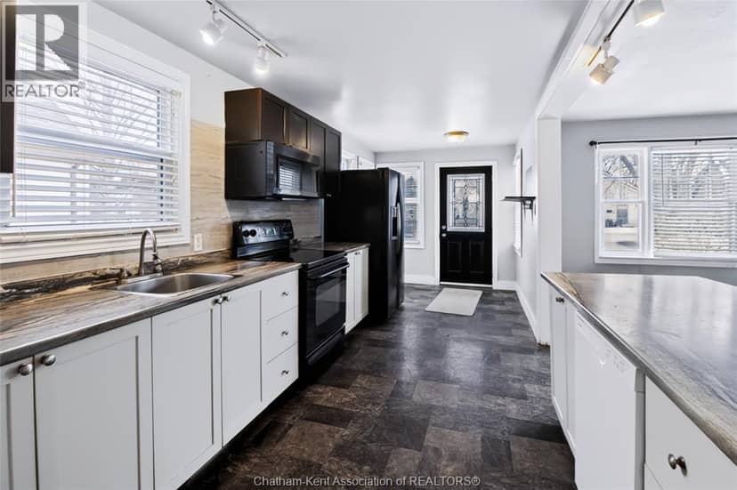 35 Alexandra AVENUE — photo 6 of 22