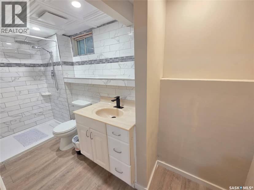 859 Cartier AVENUE — photo 13 of 26