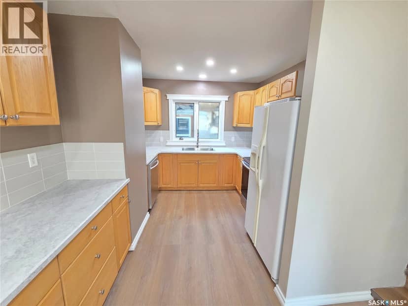 859 Cartier AVENUE — photo 9 of 26