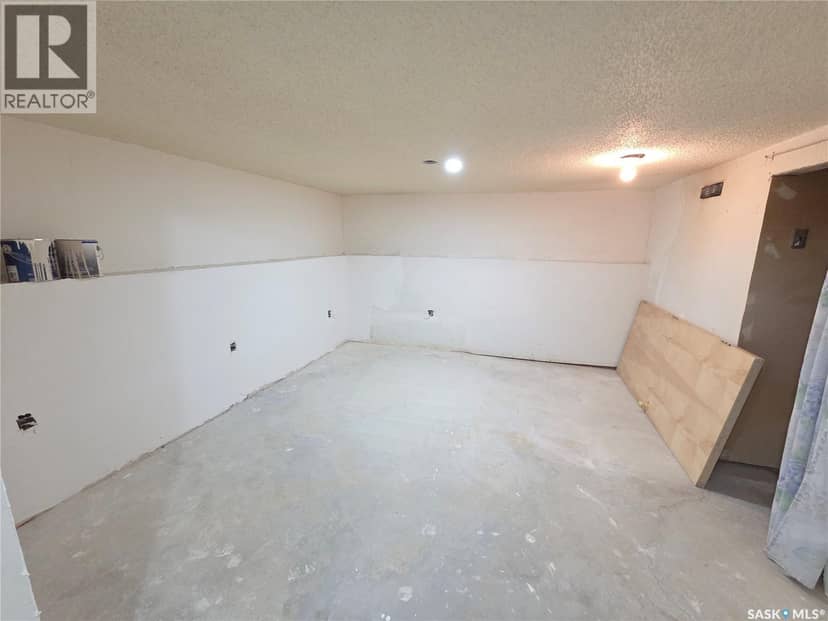 859 Cartier AVENUE — photo 21 of 26