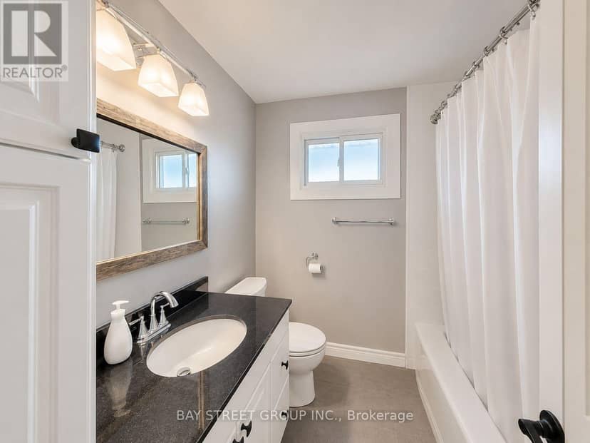 22 Rosamond Crescent — photo 10 of 17