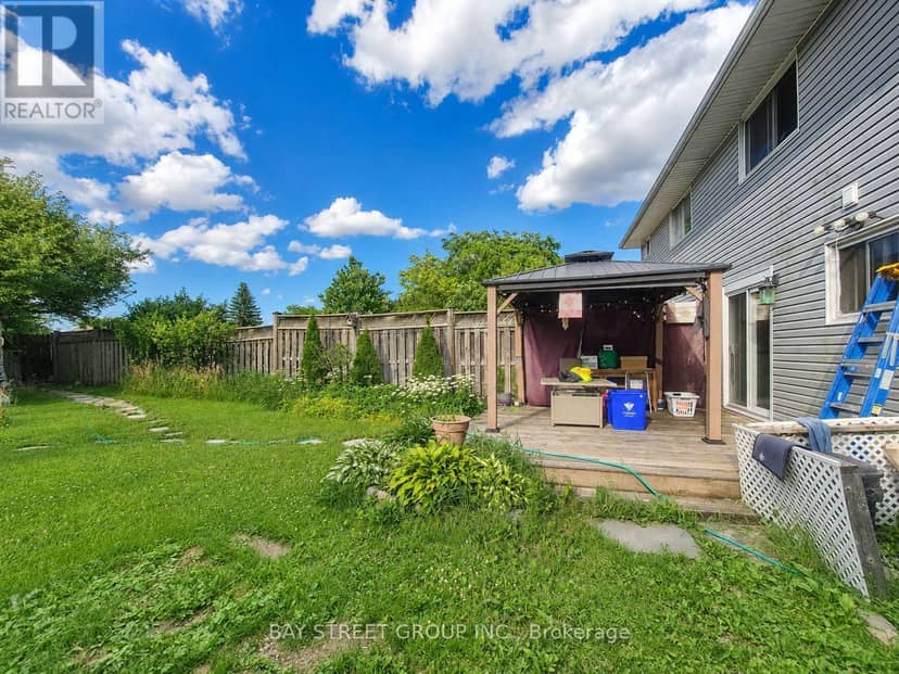 22 Rosamond Crescent — photo 15 of 17