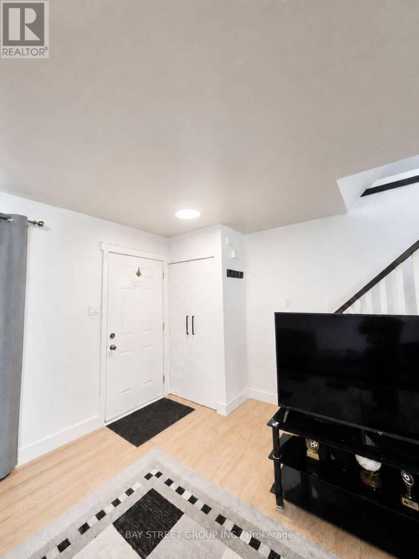 22 Rosamond Crescent — photo 3 of 17