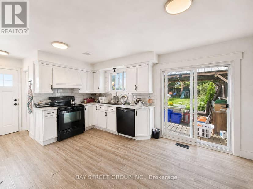 22 Rosamond Crescent — photo 4 of 17