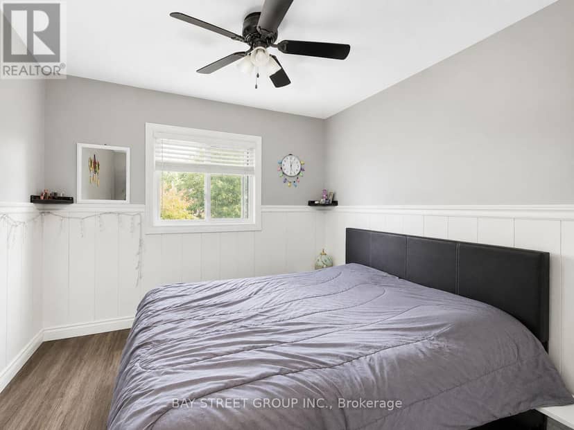 22 Rosamond Crescent — photo 7 of 17