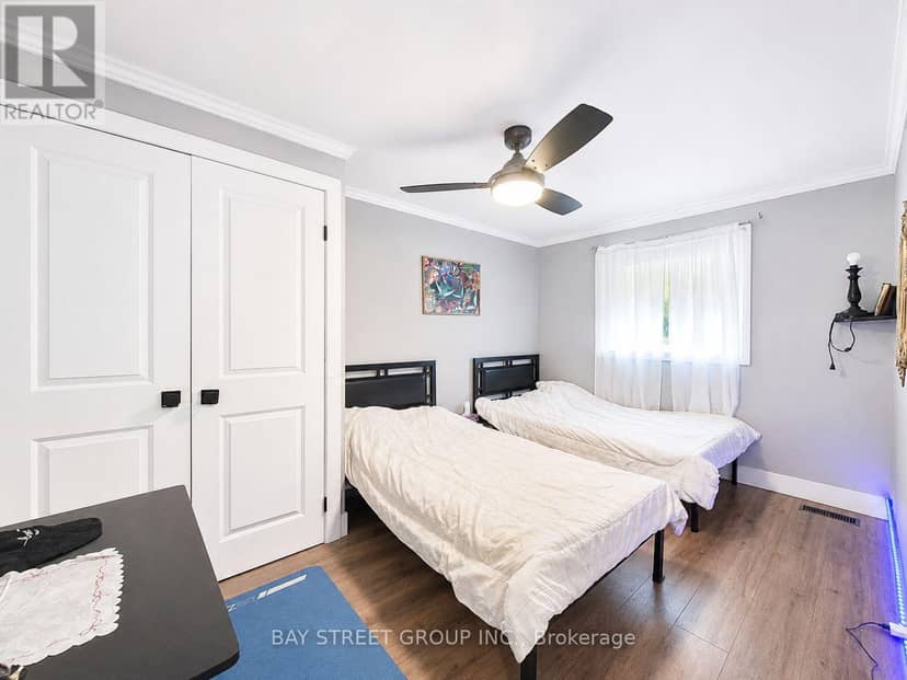 22 Rosamond Crescent — photo 8 of 17