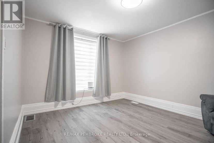 539 McGee Street, Pembroke, photo 8