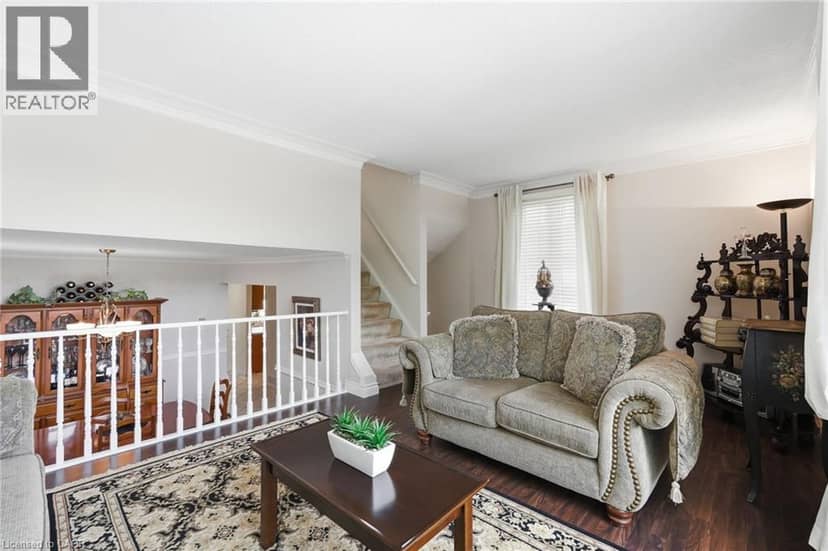 30 TWINOAKS Crescent — photo 16 of 40