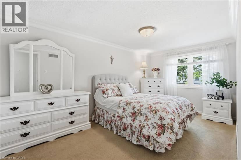 30 TWINOAKS Crescent — photo 18 of 40