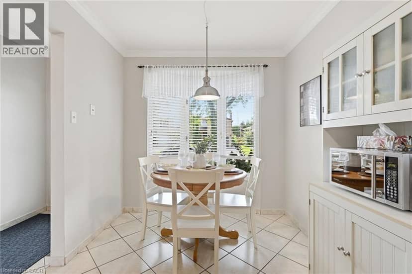 30 TWINOAKS Crescent — photo 9 of 40