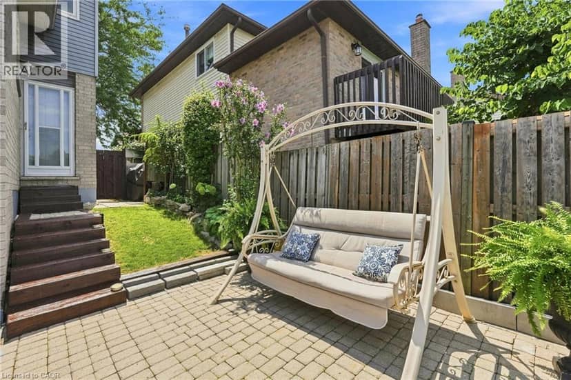 30 TWINOAKS Crescent — photo 37 of 40