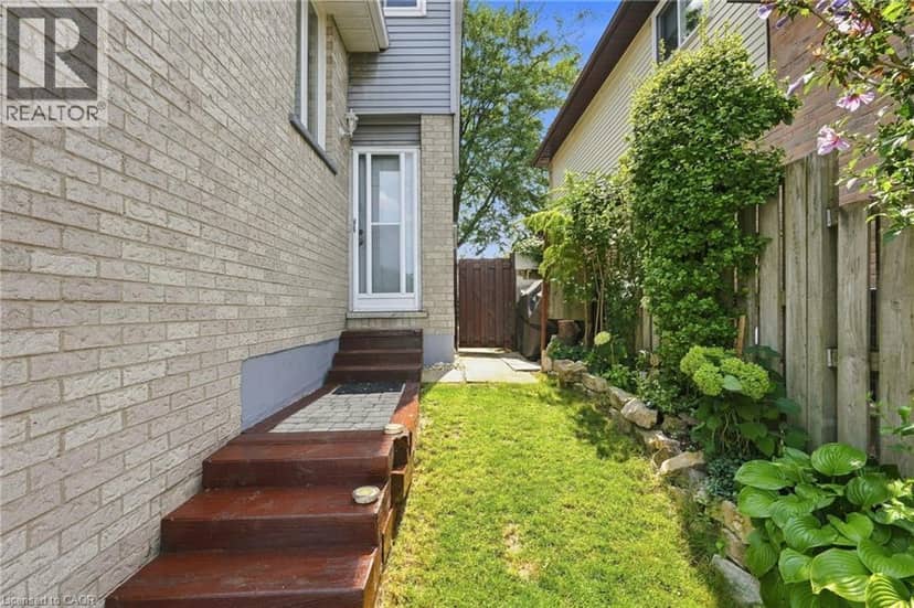 30 TWINOAKS Crescent — photo 36 of 40
