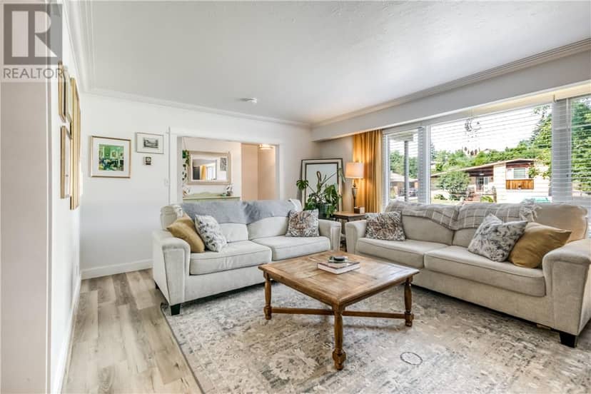 83 Lakeview Drive — photo 4 of 40