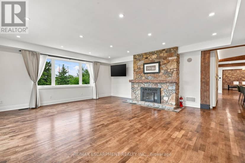 2019 Dundas Street — photo 14 of 40